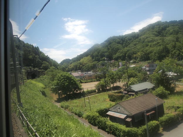 高尾山口駅行きの電車の中から撮影した高尾山口駅の景色
